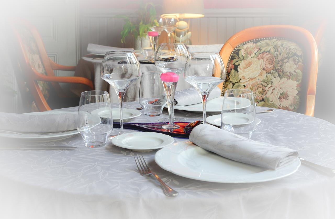 Logis Hotel Et Restaurant Du Dauphin Sées Exteriör bild