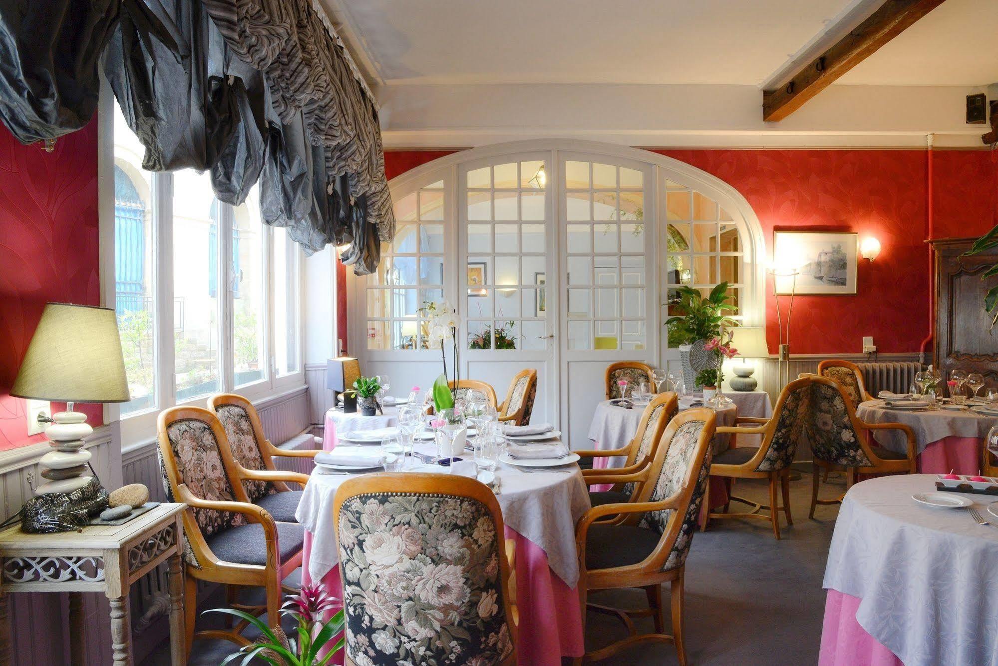 Logis Hotel Et Restaurant Du Dauphin Sées Exteriör bild
