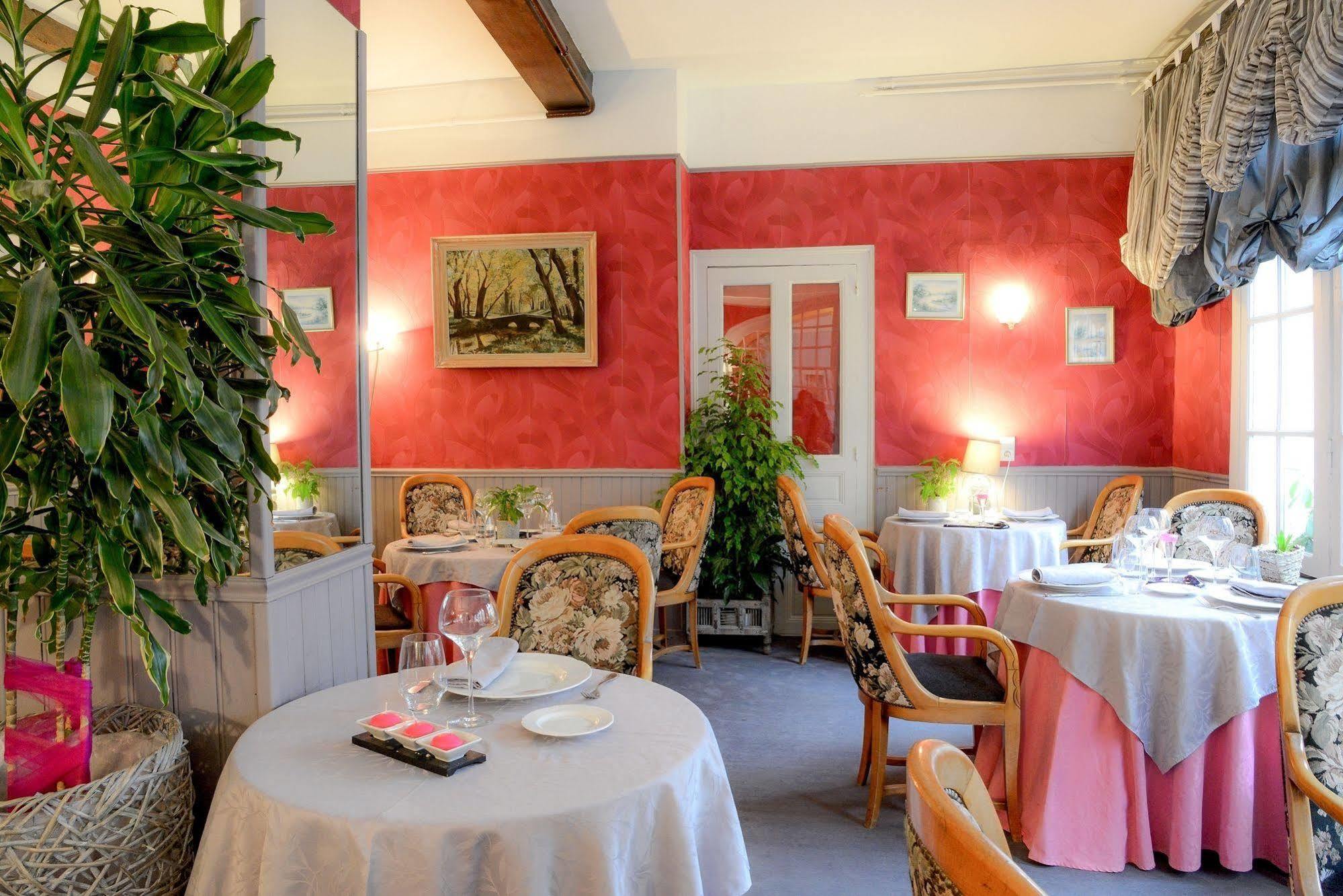 Logis Hotel Et Restaurant Du Dauphin Sées Exteriör bild
